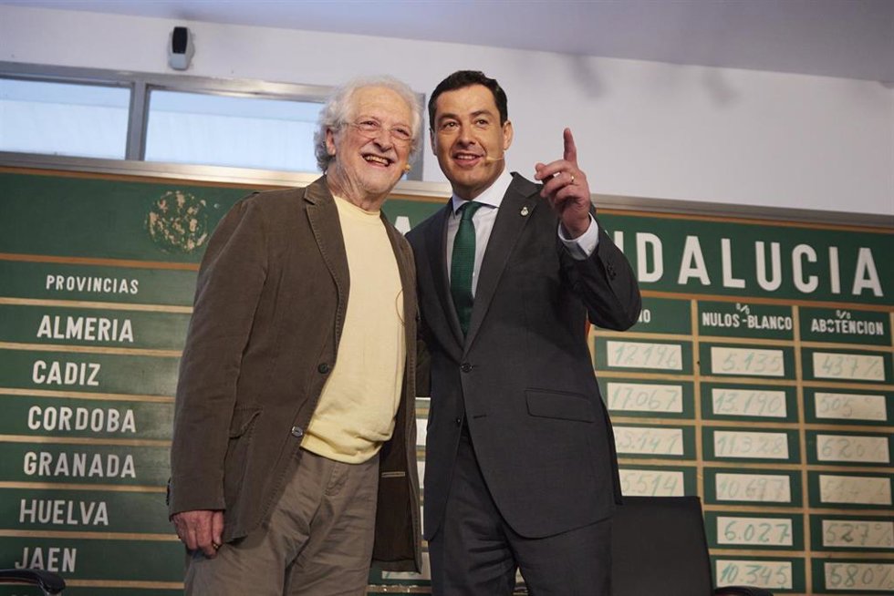 El presidente de la Junta de Andalucía, Juanma Moreno, (d) y el expresidente del Partido Andalucista, Alejandro Rojas Marcos, (i) durante la presentación del libro "Historia del Partido Andalucista" en la Casa Museo de Blas Infante, a 19 de octubre de 2