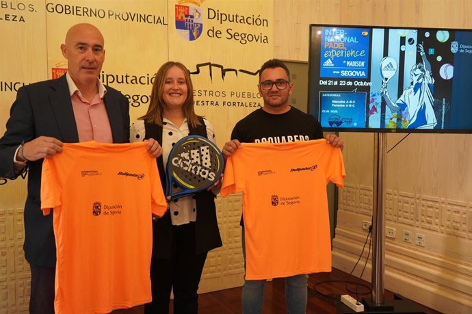 El diputado de Deportes, Óscar Moral, junto con los organizadores del torneo.