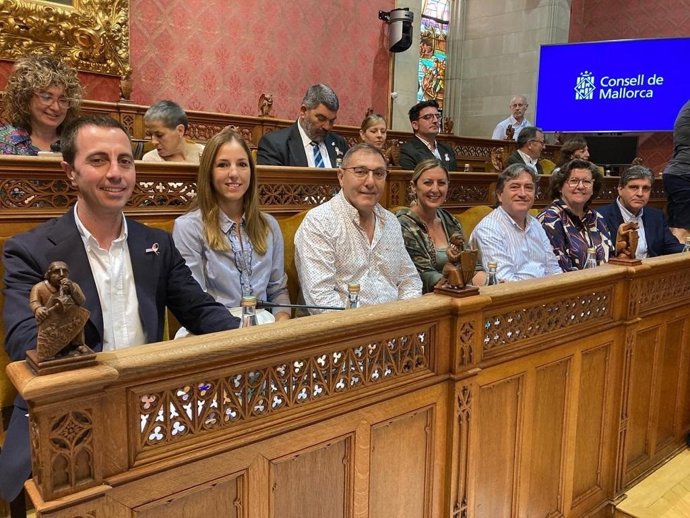 El portavoz del PP en el Consell de Mallorca, Lloren Galmés, junto al resto de consellers del Grupo Popular, antes del Debate de Política General.