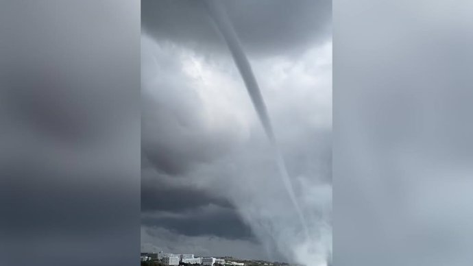 Este turista graba la formación de un tornado en una playa de Chipre