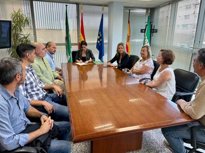 La delegada territorial de Justicia, Administración Local y Función Pública, Teresa Pardo, suscribe un contrato con empresa de obras para ampliar la Ciudad de la Justicia