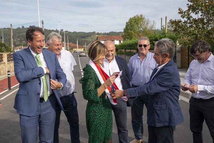 El presidente de Cantabria, Miguel Ángel Revilla, y el consejero de Obras Públicas, Ordenación del Territorio y Urbanismo, José Luis Gochicoa, inauguran el acondicionamiento de la carretera CA-403 entre Parbayón y Riosapero
