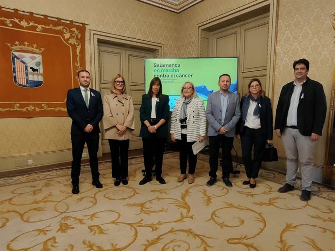 Organizadores y representantes de entidades colaboradoras de la iniciativa 'Salamanca en marcha contra el cáncer'.