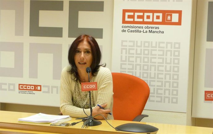 La secretaria regional de Acción Sindical de CCOO Castilla-La Mancha, Nunzia Castelli, en rueda de prensa.