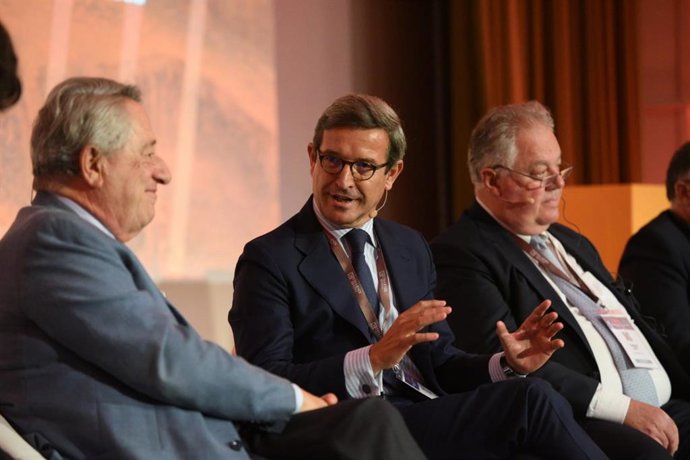 El consejero de Política Industrial y Energía, Jorge Paradela, en el desarrollo de un panel de expertos en el marco de la cuarta edición del Salón Internacional de la Minería, Mining and Mineral Hall (MMH) Sevilla 2022.