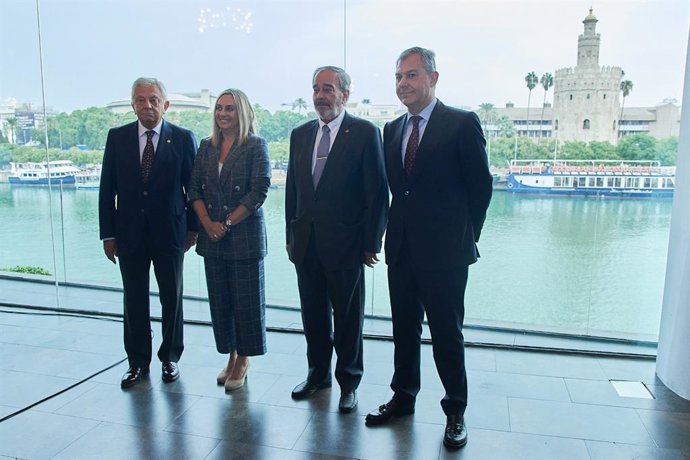 José Luis Sanz, primero por la derecha, en el desayuno coloquio de la Cámara de Comercio protagonizado por la consejera de Fomento, Marifrán Carazo, en el restaurante Abades,