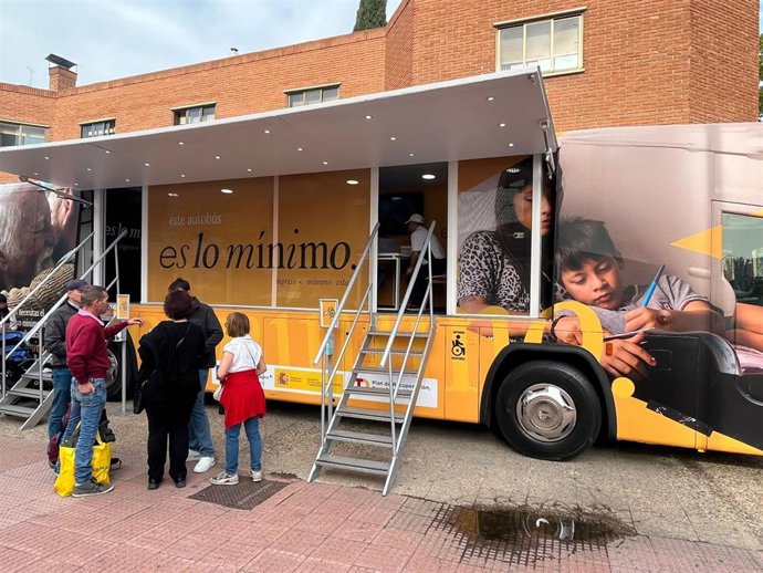 El autobús informativo del Ingreso Mínimo Vital del Gobierno de España en su primera parada en Alcalá de Henares
