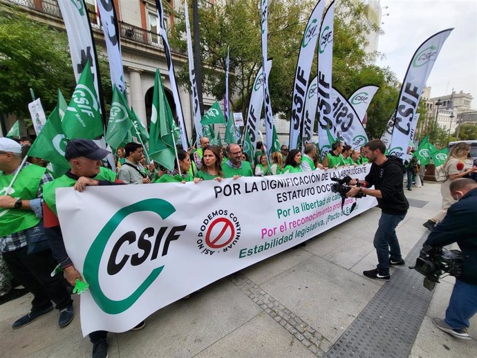 Manifestación convocada por la Central Sindical Independiente de Funcionarios (CSIF) frente al Ministerio de Educación y Formación Profesional, para protestar por la "precaria situación laboral que padece el profesorado"