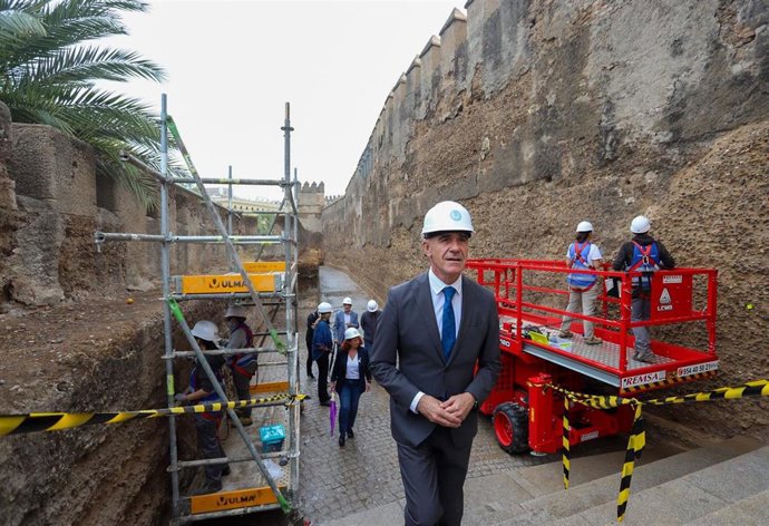 El alcalde de Sevilla, Antonio Muñoz, visita las obras de restauración de la Muralla de la Macarena.