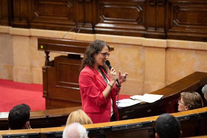 La consellera de Feminismos e Igualdad, Tnia Verge, en sesión de control.
