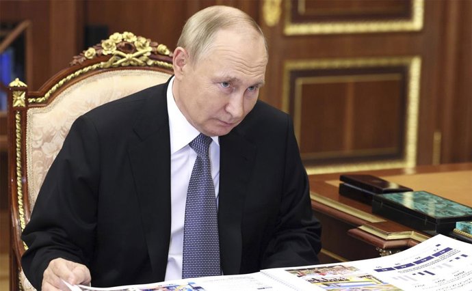18 October 2022, Russia, Moscow: Russian President Vladimir Putin meets with Samara Region Governor Dmitry Azarov (Not Pictured) at the Kremlin. Photo: Gavriil Grigorov/Planet Pix via ZUMA Press Wire/dpa