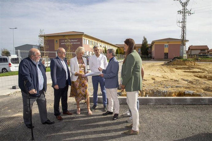 El Vicepresidente, Pablo Zuloaga, Y La Consejera De Educación,Marina Lombó, En Su Visita A Santa Cruz De Bezana
