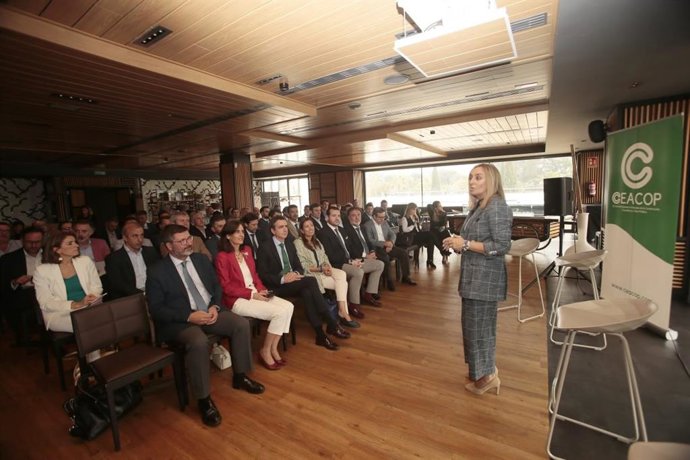 La consejera de Fomento, Marifrán Carazo, defiende ante empresas constructoras el decreto andaluz de revisión de precios, puesto en duda por el Gobierno.