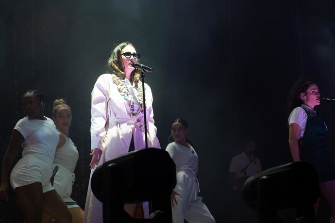 La cantante Rigoberta Bandini actúa durante el comienzo de su gira Rigotour en el Área 12, a 11 de octubre de 2022, en Alicante, Comunidad Valenciana (España). 