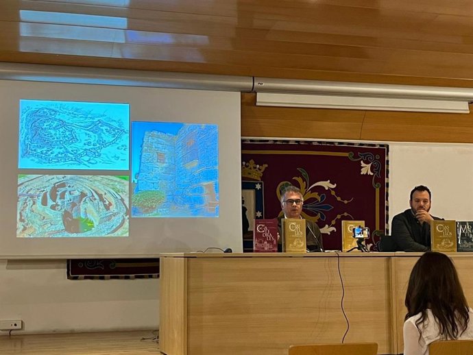 Miguel Sobrino (izq) durante la presentación de su nuevo libro en el Museo de San Isidro (Madrid)