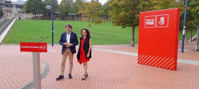 El secretario general del PSE, Eneko Andueza, y la candidata soialista a la Alcaldía de Bilbao, Nora Abete.