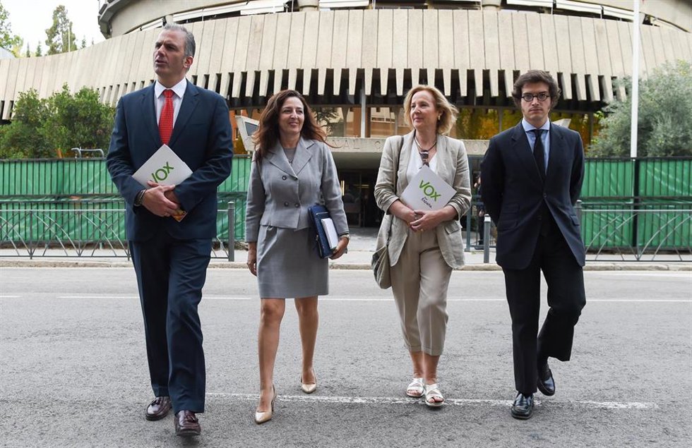 El vicepresidente de Vox, Javier Ortega Smith (1i); la vicesecretaria jurídica del partido, Marta Castro (2i), el secretario general del GP Vox, José María Figaredo (1d) y la diputada de Vox Lourdes Méndez