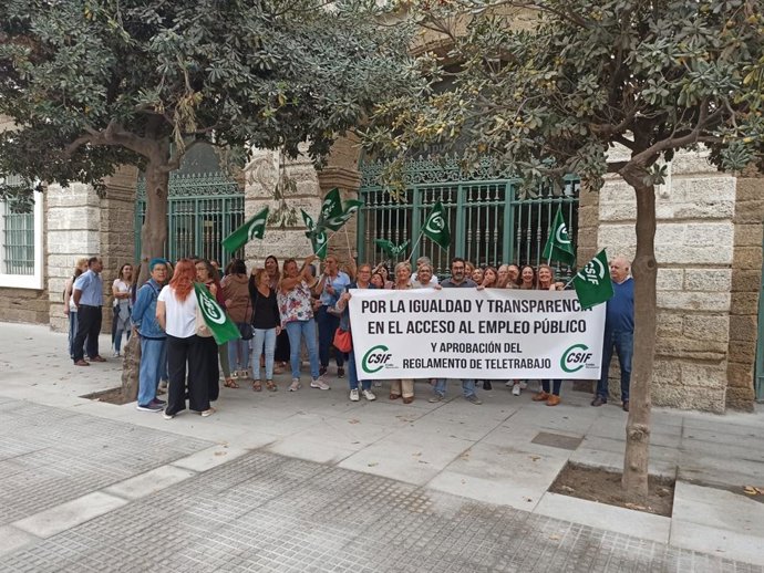 Concentración de CSIF y trabajadores de Diputación de Cádiz para exigir "igualdad y transparencia" en el acceso al empleo público