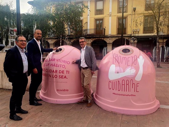 El alcalde, Javier López Estrada; el primer teniente de alcalde, José Manuel Cruz Viadero; y el concejal de Limpieza, Pedro Pérez Noriega; junto a los contenedores rosas de la campaña 'Recicla vidrio por ellas'