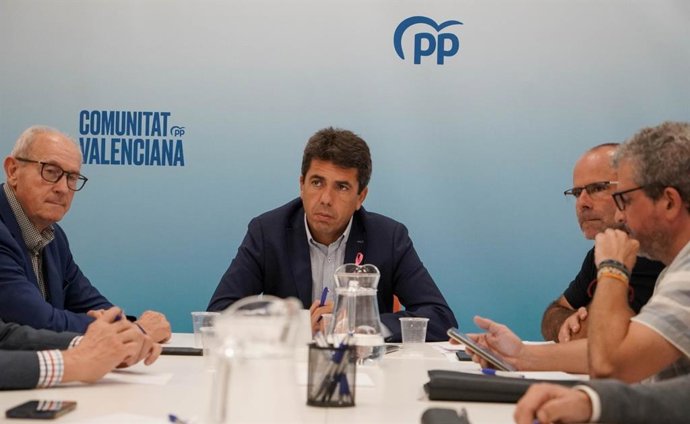El presidente del PPCV, Carlos Mazón, ha mantenido un encuentro con el secretario general de la Unió de Llauradors i Ramaders, Carles Perís y el presidente de la Asociación Valenciana de Agricultores (AVA), Cristóbal Aguado
