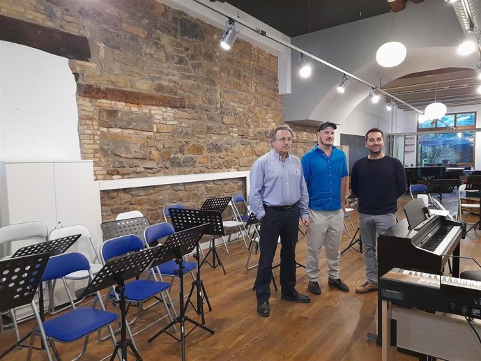 Francisco Javier Casalí, David Guindano y Andoni Arcilla en la que será sede de la fundación y la coral