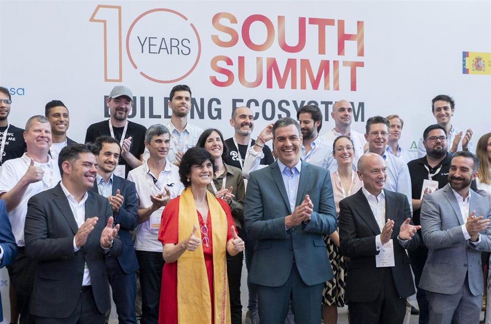 Archivo - La directora del Souuth Summit, María Benjumea y el presidente del Gobierno, Pedro Sánchez (c), posan durante la clausura del South Summit 2022, en La Nave de Madrid, a 8 de junio de 2022, en Madrid (España). 
