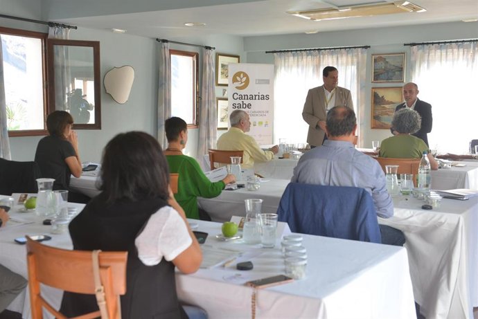 El director del Instituto Canario de Calidad Agroalimentaria (ICCA), Basilio Pérez, y el consejero del Medio Rural y Marino y Recursos Hidráulicos del Cabildo de El Hierro, David Cabrera.