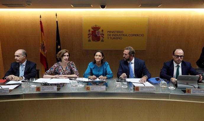 Archivo - La ministra de Industria, Comercio y Turismo en funciones, Reyes Maroto el secretario de Industria, Comercio y Turismo, Fernando Valdés, entre otros.