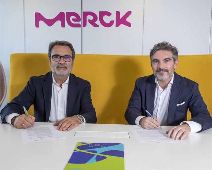 El director general de Merck en España, Manuel Zafra, y el director general de la AED, Xavier Gangonells.