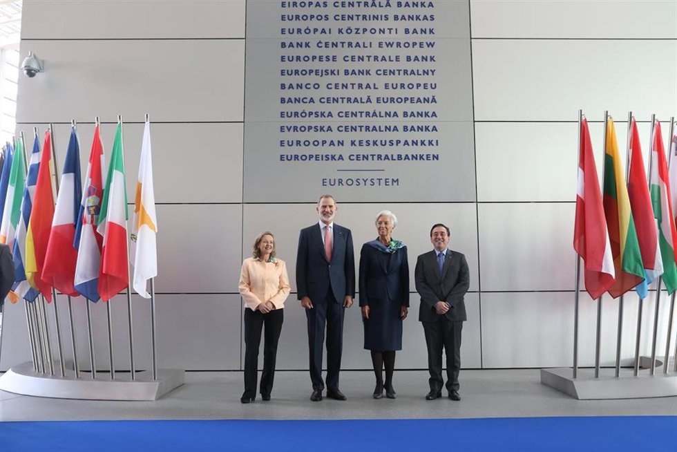 El Rey Felipe V visita la sede del BCE junto a la vicepresidenta primera, Nadia Calviño, el ministro de Exteriores, José Manuel Albares, y la presidenta del BCE, Christine Lagarde