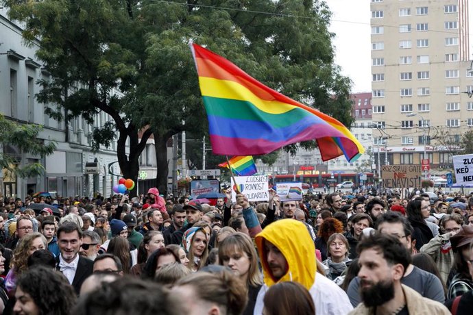 Manifestación en Bratislava, Eslovaquia, en denuncia del ataque contra un pub LGTBI que se saldó con la muerte de dos personas