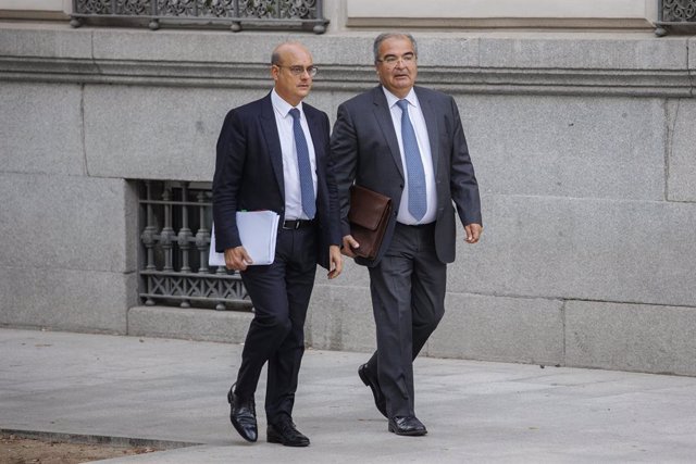 El expresidente del Banco Popular Ángel Ron (d) y su abogado José Antonio Choclán (i) a su llegada la sede de la Audiencia Nacional, a 19 de octubre de 2022, en Madrid (España). 
