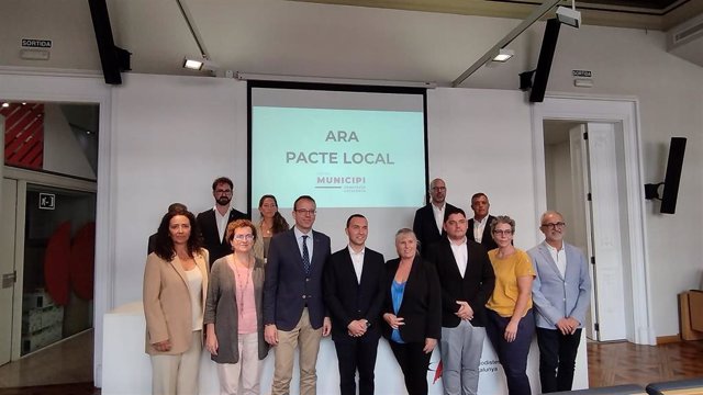 El secretario general adjunto del PdeCAT, Marc Solsona, y el secretario general de Ara Catalunya, Dani Rubio, junto a alcaldes y alcaldesas que conforman la plataforma Ara Pacte Local para las municipales de 2023.