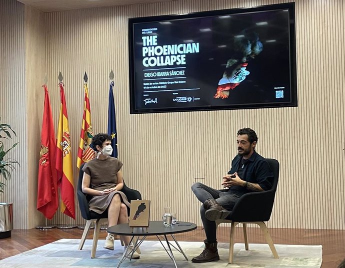 La directora de la colección de libros de fotografía Jalón Ángel, Pilar Iralá, y el fotoperiodista, Diego Ibarra, durante la presentación del libro 'The Phoenician Collapse'.