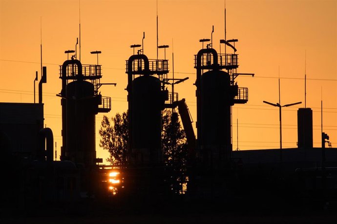 Archivo - FILED - 28 July 2022, Bernburg: The sun rises behind technical equipment at the Katharina natural gas storage facility. Despite the halt in gas deliveries from Russia at the end of August, German gas storage facilities are now more than 90 per