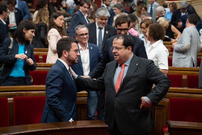 El presidente de la Generalitat, Pere Aragons, y el conseller de Interior, Joan Ignasi Elena, en el pleno del Parlament este miércoles 19 de octubre.