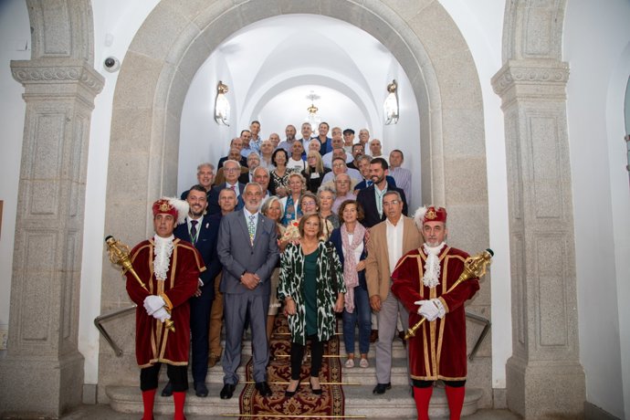 El presidente de la Diputación de Cáceres con los trabajadores jubilados este año