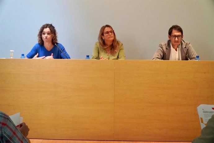 La consellera de Hacienda y Relaciones Exteriores, Rosario Sánchez, la presidenta del Consell de Menorca, Susana Mora, y el conseller de Modelo Económico, Turismo y Trabajo, Iago Negueruela.