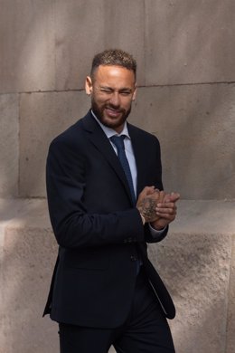 El delantero del Paris Saint-Germain Neymar Da Silva a su salida del juicio por el caso Neymar 2, en la Audiencia de Barcelona, a 18 de octubre de 2022, en Barcelona, Cataluña (España).