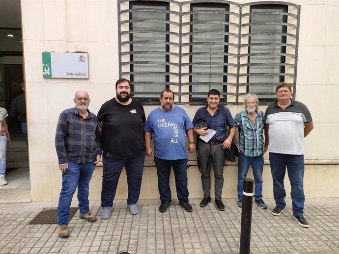 Óscar Reina (2 izda.) ante los juzgados de Posadas, junto a otros jornaleros del SAT, citados por la ocupación de Somonte.