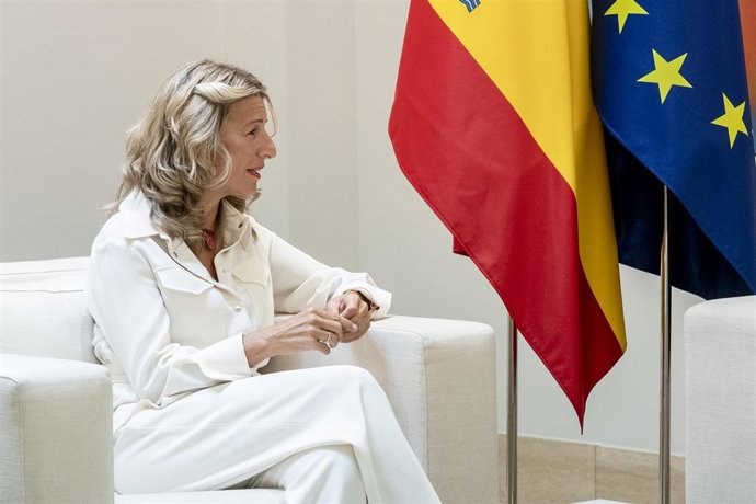 La vicepresidenta segunda y ministra de Trabajo, Yolanda Díaz, durante una reunión con el presidente del Gobierno, en el Palacio de La Moncloa, a 4 de octubre de 2022, en Madrid (España). Durante la reunión para el acuerdo de los PGE para 2023, el Gobie