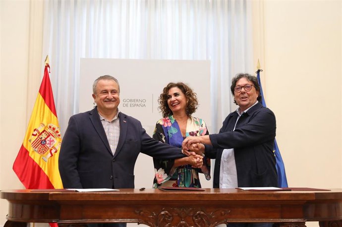 (I-D) El coordinador del Área Pública de CCOO, Humberto Muñoz; la ministra de Hacienda, María Jesús Montero, y el secretario general de UGT-Servicios Públicos, Julio Lacuerda, posan en la firma del Acuerdo Marco para una Administración del Siglo XXI. 