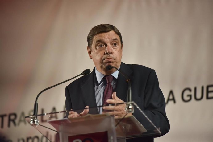 El ministro de Agricultura, Pesca y Alimentación, Luis Planas, interviene en el acto de clausura del X Foro Somos Litera sobre la 'Nueva geopolítica tras la pandemia y la guerra: refuerzo de la autonomía productiva', en Binéfar (Huesca).