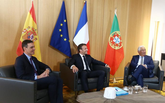 Archivo - (E-D) El president del Govern espanyol en funcions, Pedro Sánchez, el president de la República de Frana, Emmanuel Macron i el primer ministre de Portugal, Antonio Costa, abans de la seva reunió a Brusselles.