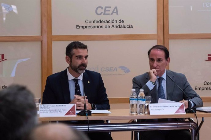 El consejero de Sostenibilidad, Medio Ambiente y Economía Azul de la Junta, Ramón Fernández-Pacheco, junto al presidente de los empresarios andaluces, Javier González de Lara.