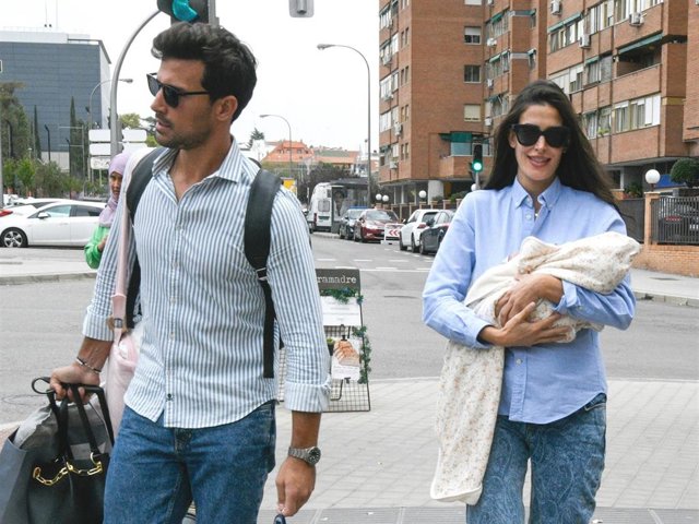 Jaime Astrain y Lidia Torrent ya están en casa con su pequeña Elsa