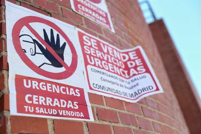 Archivo - Un cartel en el que se lee: 'Urgencias cerradas, tu salud vendida' en el SUAP del Centro de Salud Mar Báltico