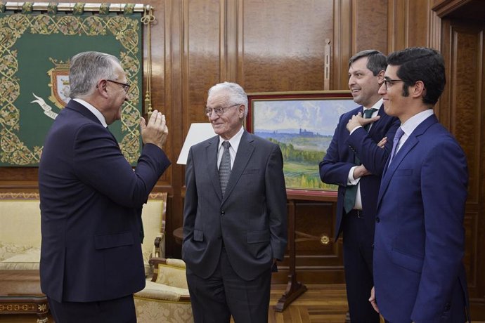 Visita a Pamplona del embajador de Ecuador en España .