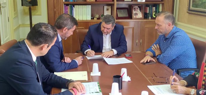 Firma del préstamo de Unicaja al Ayuntamiento de Vélez-Málaga
