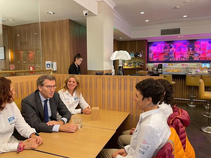 El líder del PP, Alberto Núñez Feijóo, se reúne con participantes del Reto Pelayo Vida en el Día Mundial contra el Cáncer de Mama.